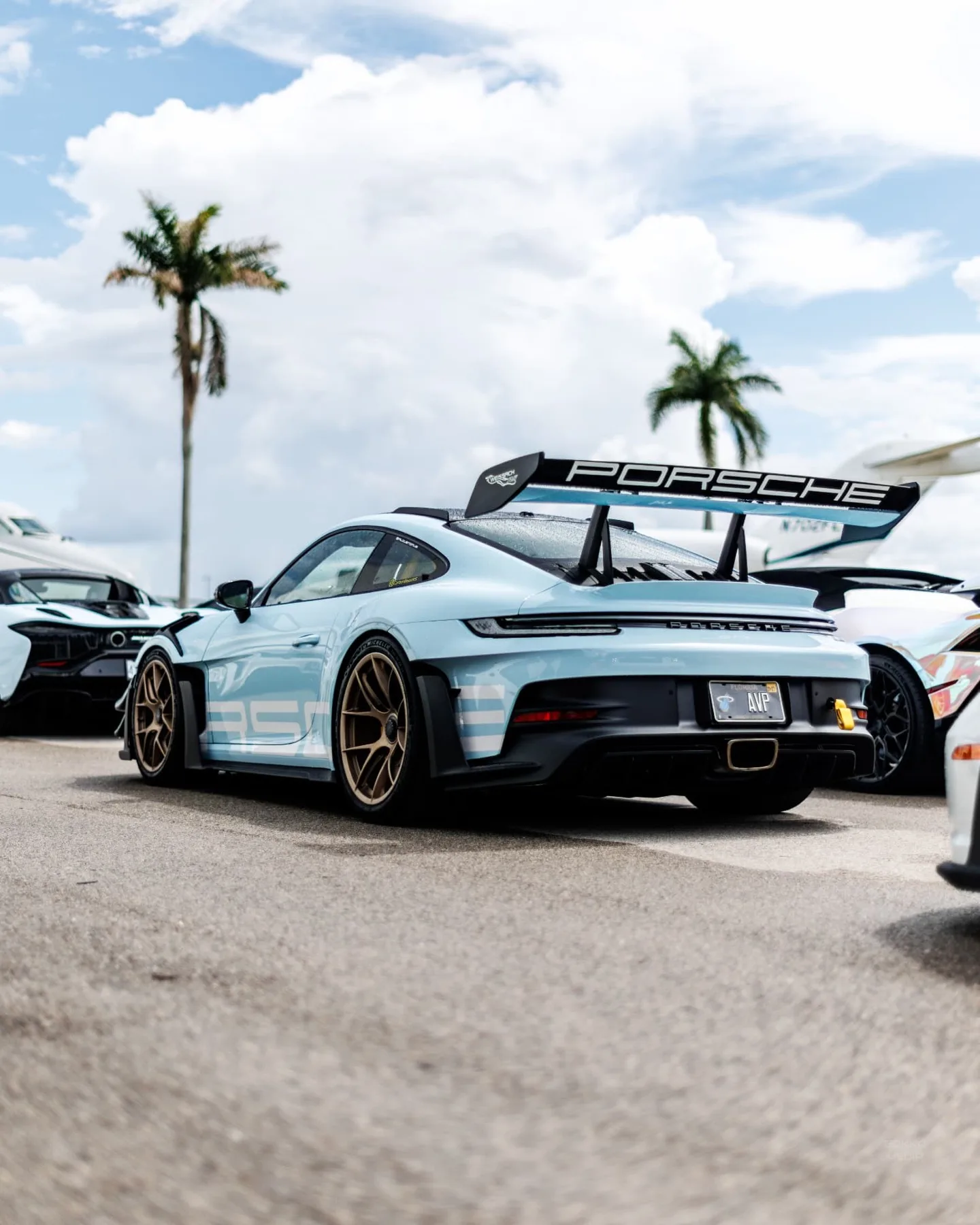 Rear three-quarter of Angelo's Miami blue Porsche 911 GT3 RS on the tarmac
